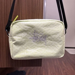 Bolso de hombro acolchado verde lima Stussy - Auténtico bolso bandolera Streetwear - Imagen 1 de 15