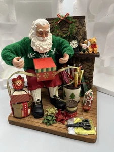 Kirkland Signature Stoffmaché Weihnachtsmann in Werkstatt Figur SEHR SCHÖN ANSEHEN - Bild 1 von 24