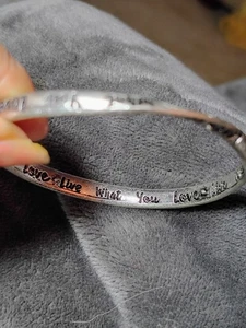 Brazalete Brazalete Cita Grabado Tono Plateado “Vive lo que amas” Inspirador... - Imagen 1 de 8