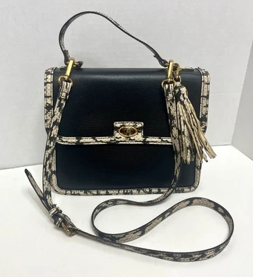 Bolso Bandolera Rachel Zoe Celeste Negro Imitación Piel de Serpiente Borde Solapa y Bloqueo Giratorio Foto 1 de 4