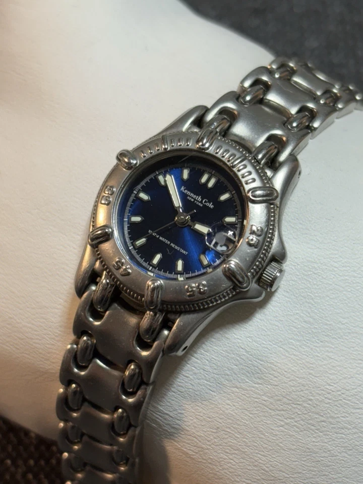 Reloj Mujer Kenneth Cole WR100M Tono Plateado Inoxidable, Fecha, Manecillas Luminosas, Funciona Foto 1 de 4