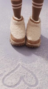 UGG Venture Daze Plateau-Slipper aus echtem Lammfell (Damen) Größe 6,5 neu im Karton - Bild 1 von 4