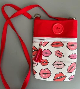 Kleine CROSSBODY Handytasche, LIPS KISSES Lippenstift Liebe, Quaste, HANDARBEIT Geschenk - Bild 1 von 4