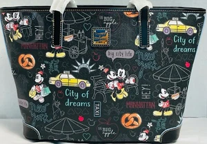 NUEVO CON ETIQUETAS*Dooney & Bourke*Disney Parks*Nueva York*Bolso de Comprador*22055F S181 - Imagen 1 de 6