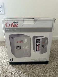 Diet Coke 6 Lattine Mini Frigo 4L Mini Raffrescatore Elettrico Scaldabagno Portatile 12V  - Foto 1 di 18