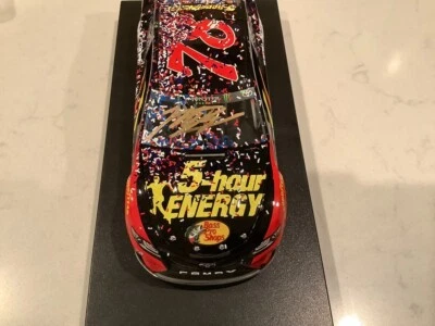 Martin Truex Jr 2018 autografiado Bass Pro 5 horas Energy Sonoma Win diecast y tarjeta Foto 1 de 4
