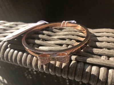 Brazalete con bisagras Kate Spade Ready con arco tono dorado rosa O0RU1567 NUEVO Foto 1 de 4