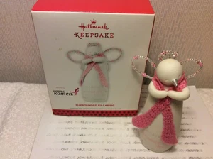 PUNZE UMGEBEN VON FÜRSORGLICHEM ORNAMENT Neu in Fensterbox SUSAN G. KOMEN - Bild 1 von 6