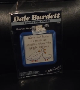 NOS 1985 DALE BURDETT BLESS OUR HOME KREUZSTICH-SET #CK223 GERAHMT - Bild 1 von 1