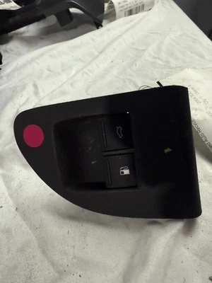 2004 - 2010 Volkswagen Touareg dianteiro esquerdo porta de combustível interruptor de liberação tampa traseira fabricante de equipamento original - Imagem 1 de 3