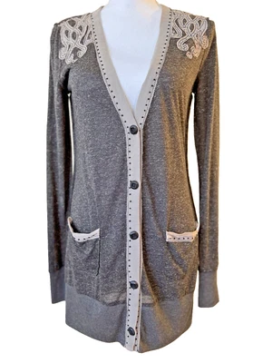 Chaqueta Cárdigan Miss Me Talla Mediana Adornada Tachonada Hombros Bolsillos Boho Foto 1 de 4