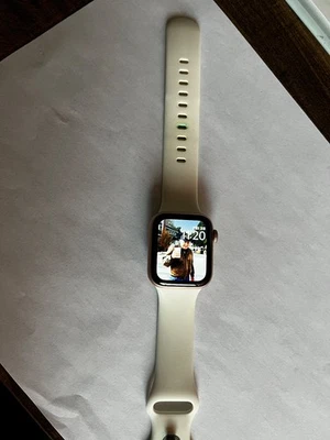 Apple Watch SE (2020) 1st Gen 40mm A2353 (GPS + Cellular) Space Gray (Excellent) - Image 1 of 4