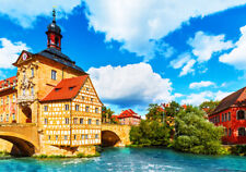 Malerischer Sommerblick auf die Altstadtarchitektur mit dem Rathausgebäude in Ba