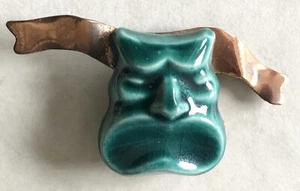Vintage Mid Century Modern Myked HANDGEFERTIGT KUPFER & KERAMIK Tragödie MASKENNADEL - Bild 1 von 3