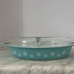 Vintage Pyrex Turquoise Snowflake Divided Casserole Dish With Lid 1.5 Quart EUC - Bild 1 von 6