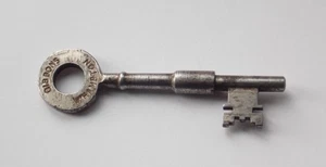 VINTAGE ANTICA SCATOLA FORTE, CHIAVE DI SICUREZZA MARCATA GIBBONS WOLVERHAMPTON & NUMERATA - Foto 1 di 8