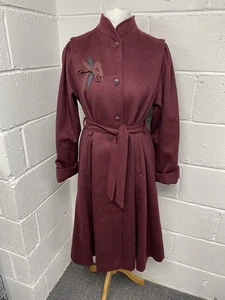 Wolfgang Kaiser Burgunder Wollmischung Gürtel Knopfleiste verziert Mantel Gr. 38 PD - Bild 1 von 14