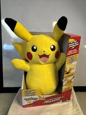 NUEVO EN CAJA Pokémon Carga Eléctrica Pikachu 10" Juguete de Peluche Parlante Luces Sonidos Movimiento Foto 1 de 4