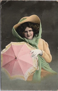 Hermoso paraguas de mujer postal vintage B195 - Imagen 1 de 2