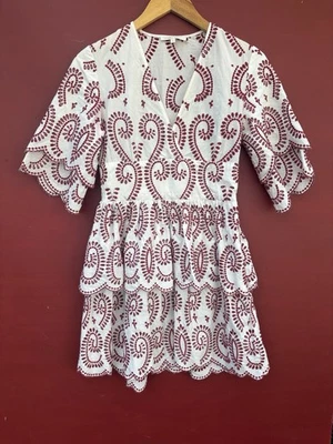 Vestido Maje 1 Blanco Rojo Ojales Encaje Volantes Festoneado Línea A Foto 1 de 4