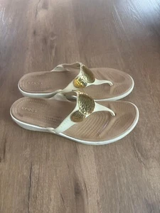 Crocs Sanrah Hammered Circle Wedge Flip thong Sandal Womens Size 11 Oyster/Gold - Picture 1 of 4
