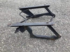 87 88 89 90 Jeep Wrangler YJ OEM Soporte de asiento lateral del pasajero Montaje elevador - Imagen 1 de 3