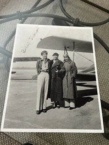 Foto firmada autografiada de Bobbi Trout con foto de piloto de Amelia Earhart - Imagen 1 de 4