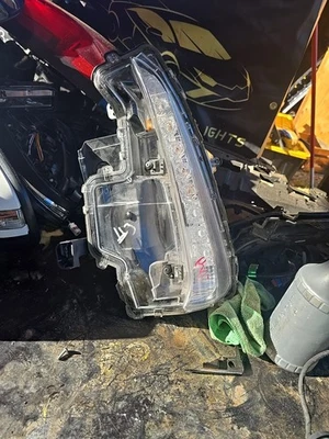  Luz antiniebla LED para conductor izquierdo Toyota Prius Prime 2017-2022 OEM 81520-47120 Foto 1 de 4