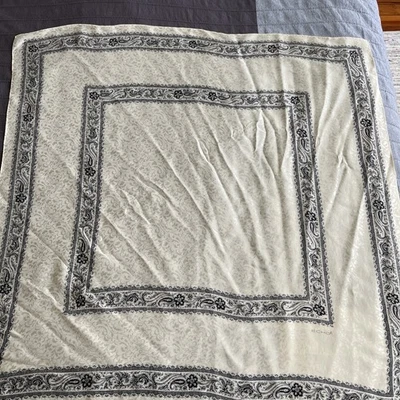 Bufanda Eco marfil y negro cuadrado grande Foto 1 de 4