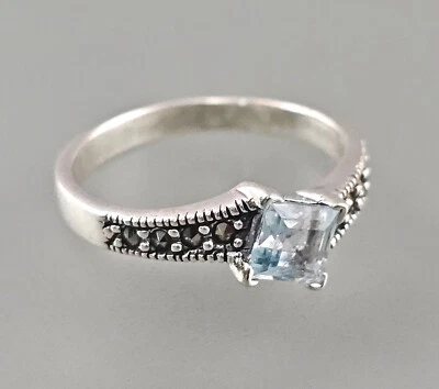 9923527 Anello 925er Argento Topazio Blu Celeste Marcasiti Gr.56 Vintage - Immagine 1 di 3