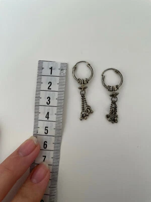 2 paia di orecchini tondi uguali con ciondolo in alluminio - Immagine 1 di 2