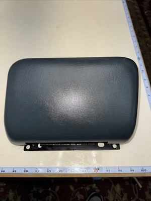 99-06 Chevy GMC Silverado Sierra складной подстаканник темно-серый/charcole - Изображение 1 из 4