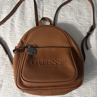 Mini mochila Guess en relieve, marrón camel, LE706131, muy bonita Foto 1 de 4