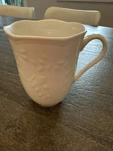 Lenox SCHMETTERLINGSWIESE WOLKE weiß geprägt TASSE 4 3/8" - Bild 1 von 3