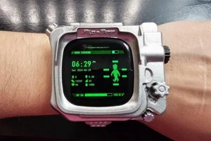 Montre Fitbit Boîtier Personnalisé Fallout, Style Pip Boy, TV, Lucy, 45mm - Photo 1/4