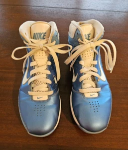 NIKE AIR MAX BASKETBALL SHOES 407708-402 WOMENS  Sz 8 1/2 CAROLINA BLUE 2010 - Picture 1 of 8