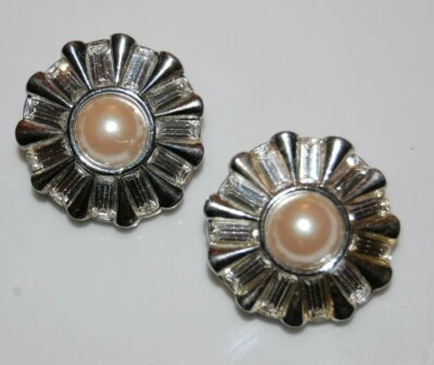 ELEGANT VTG ANNE KLEIN BAGUETTE CRYSTALS FAUX PEARL SILVERED METAL CLIP EARRINGS - Image 1 of 4