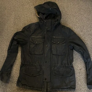 Chaqueta utilitaria All Saints Maddox algodón encerado con capucha abrigo mediano azul marino - Imagen 1 de 13