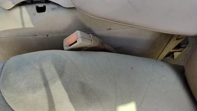 GMC Yukon 1999 conductor izquierdo cinturón de seguridad delantero hebilla receptor OEM bronceado 522 Foto 1 de 4