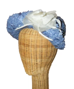 Sombrero Cloche Años 40 Azul Celofán Paja Ala Girada Blanco Flor Frontal Asimétrico - Imagen 1 de 12