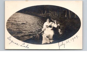 Goguac Lake, Battle Creek MI, bote de remos para mujer, postal de 1909 RPPC - Imagen 1 de 2