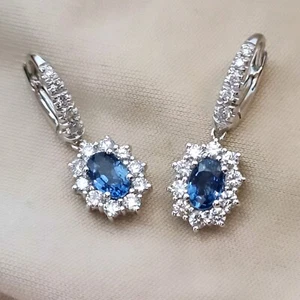 Orecchini pendenti Zaffiro blu ovale e Diamanti Oro bianco 18 kt a monachella - Foto 1 di 10