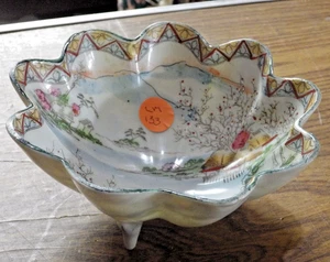 Antico piatto giapponese NIPPON DIPINTO A MANO bordo smerlato 3 PIEDI DITA PAESAGGIO MARINO - Foto 1 di 7