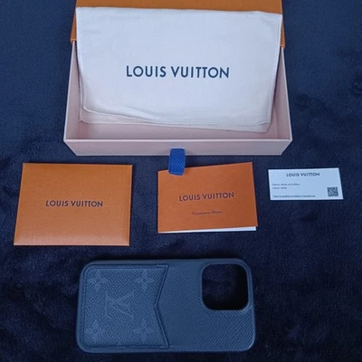 Auténtica Funda Louis Vuitton Monograma Eclipse iPhone con Caja, Bolsa para el Polvo y Tela. Foto 1 de 4