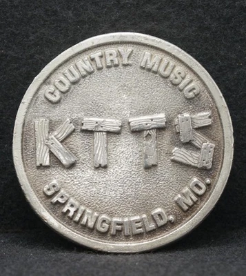 WD11125 VINTAGE AÑOS 70 **KTTS COUNTRY MUSIC SPRINGFIELD, MO.** Hebilla de cinturón de radio Foto 1 de 2