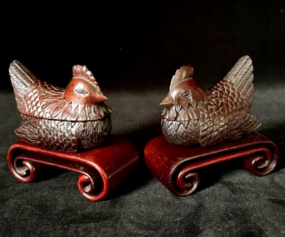 Raro PAR DE CAJAS BARATIJAS DE GALLINA SENTADAS DE PALISANDRO CHINO Soportes Doble Desplazados c1985 Foto 1 de 4