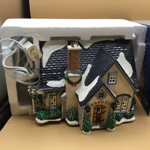 Casa de estanques ocultos Dept 56 Snow Village en caja con luz - Imagen 1 de 2