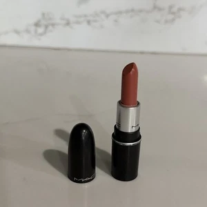 Mini lápiz labial mate MAC un poco sexy - Imagen 1 de 3