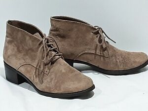 White Mountain women's 8 M lace up tan suede leather 2 inch heel chukka boot