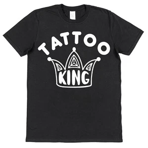 Tattoo King T-Shirt for Man with Tattoos Husband Gift Idea Tattooed Dad Artist - Foto 1 di 1